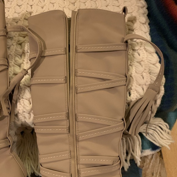 Detailed Rocking Boots - Picture 2 of 8